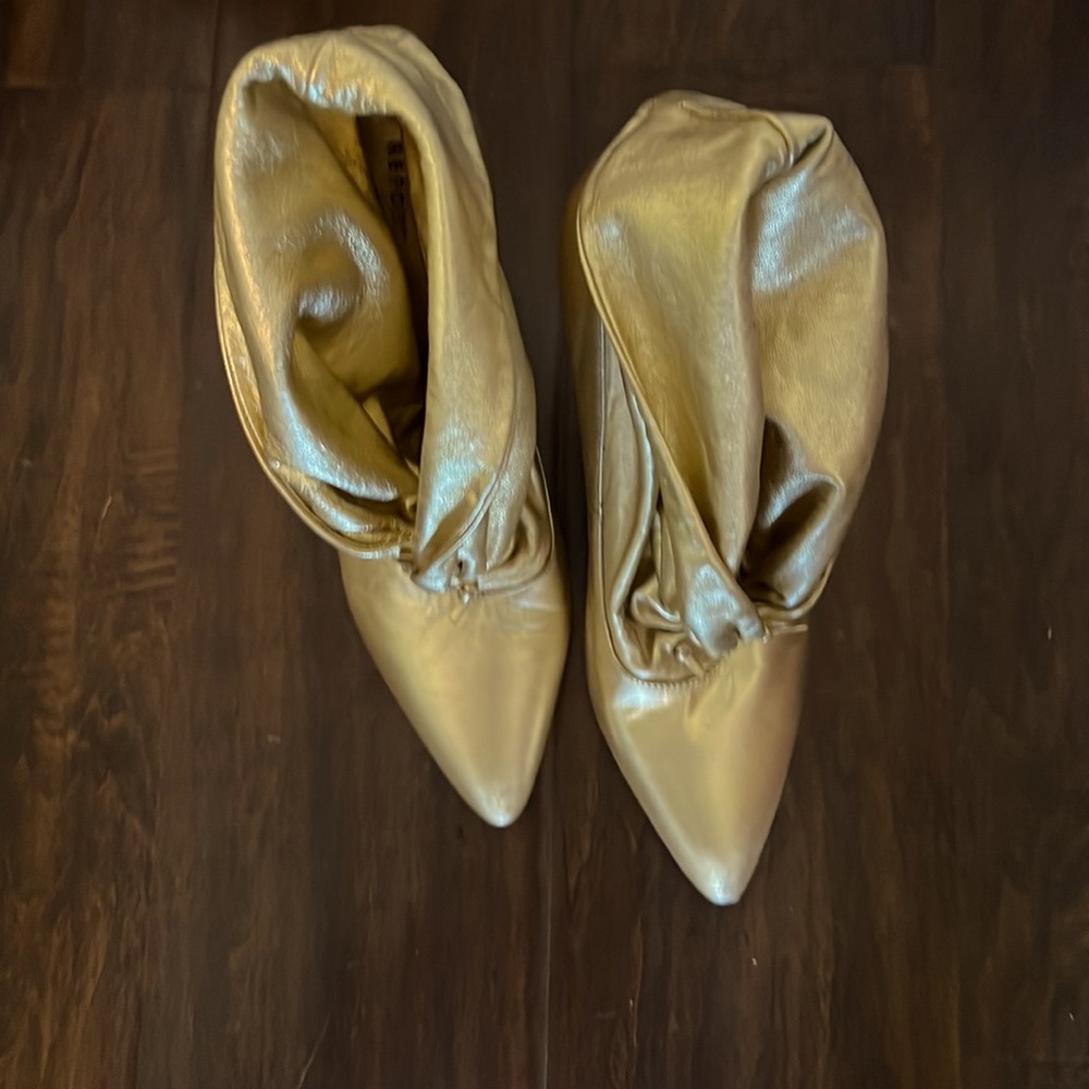 Gold Report signature shoes never worn